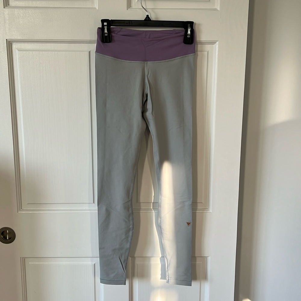 Yogasmoga Tippy Toe legging. Size 4. Light grey and lavender.